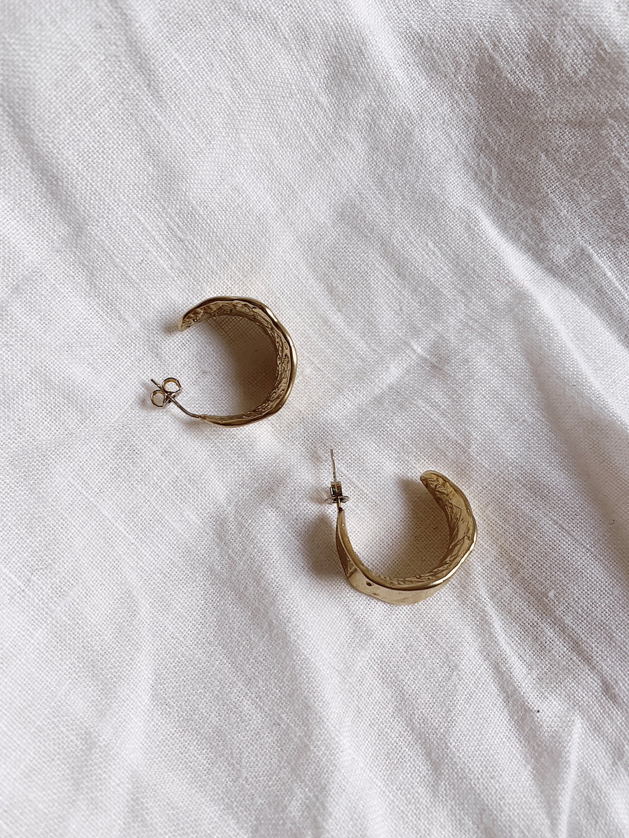 Textured Curve Hoops